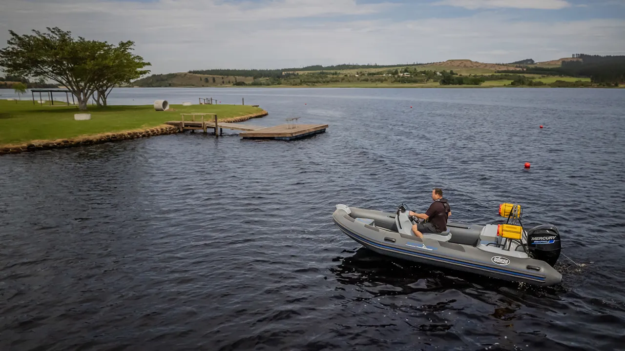 Side view of 4.7 LRi on water